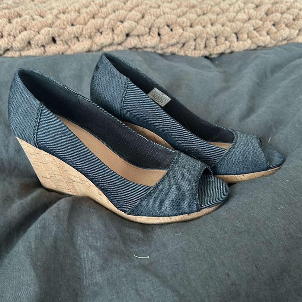 Toms Women's Black Denim Stella Peep-Toe Espadrille Wedges Size 9